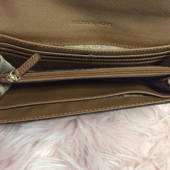 Michael Kors Fulton Brown Carryall Wallet - Picture 5 of 13